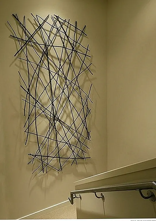 Взятие предметов из сада, таких как палки, и перестановка их в творческом стиле, может стать художественным произведением, которое гости обязательно оценят.