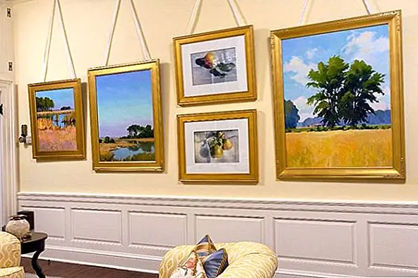 Иногда это не просто то, что у вас есть на стене, но как вы его повесили. Вместо того, чтобы придерживаться традиционных способов подвешивания рамок для картин, попробуйте более творческие идеи, такие как использование веревки, проволоки или цепей для более драматического эффекта.