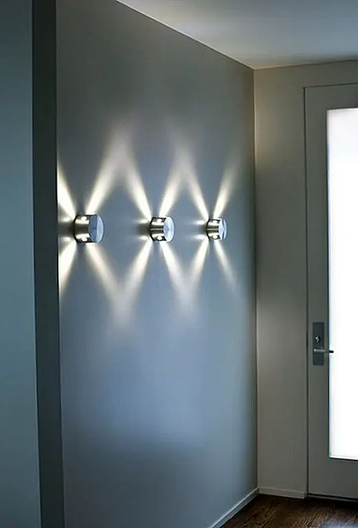 Использование светильников, которые различают свет по-разному на стене, может быть художественным. В этом случае свет сам поднимает творческую привлекательность.