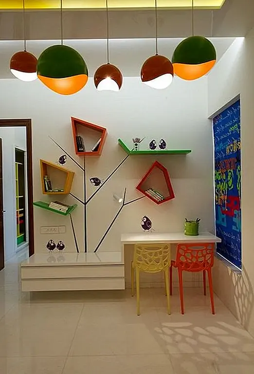 Ваши идеи для стеллажей тоже могут быть частью искусства. Создавая стеллажи, которые размещены в интересном дизайне на стене, он становится 3D-искусством в мгновение ока, что делает его гораздо больше, чем просто полезным местом для хранения.