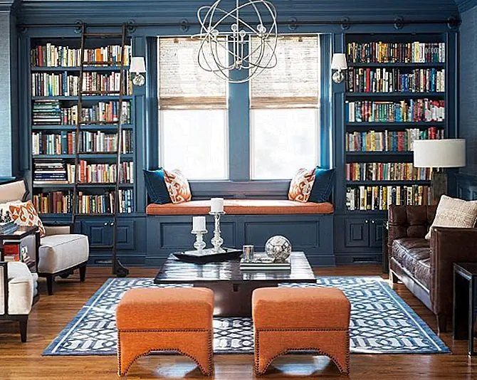 Эта темно-синяя комната прекрасно контрастирует с оранжевыми оттоманками и подушкой сиденья. Нам действительно нравится, как этот тон появляется прямо из более темной палитры! {Найден на coryconnordesigns}.