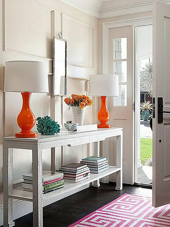 Просто небольшой поп в вашем фойе может создавать свежие и чистые чувства каждый раз, когда вы ходите в дверь, в том числе для ваших гостей! Эти оранжевые лампы делают самое прекрасное дополнение к этому столику и хорошо дополняют глубокую аква. {Found on bhg}.