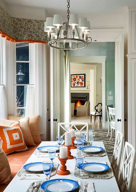 Иногда добавление небольшого количества коттеджного чуда к вашему кухонному пространству будет держать вещи немного более домашними и приветливыми. И в этом зале для завтраков есть все, что нужно, чтобы удержать этот шарм, в том числе оранжевые тона! {Найден на прибрежных краях}.