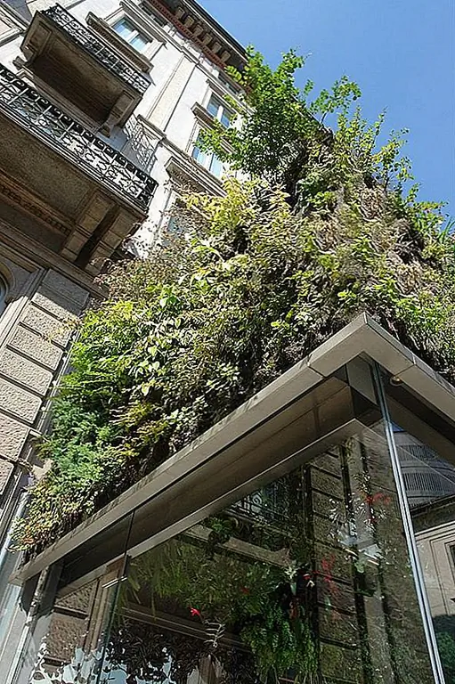 Этот сад, собирающий более 120 различных видов растений, может заставить вас задуматься о одном из чудес семи стран мира, висячих садах Семирамида. Эта концепция, помимо ее замечательного дизайна, также экологически чиста, улучшает качество воздуха и обеспечивает оттенок для клиентов. Говорят, что для каждого автомобиля, вырезанного на новой площади, удобной для пешеходов, есть еще 5 квадратных метров зелени.