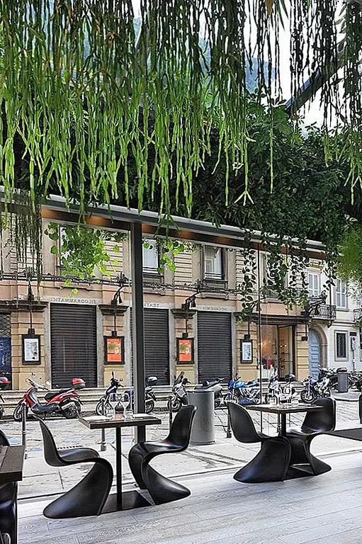 Клиенты Trussardi Café живут полным опытом не только из-за удивительного зеленого пространства, но и благодаря самому дизайну интерьера. На террасе есть покрытые кожей кресла Panton и пивная от Michelin шеф-повар Andrea Berton.