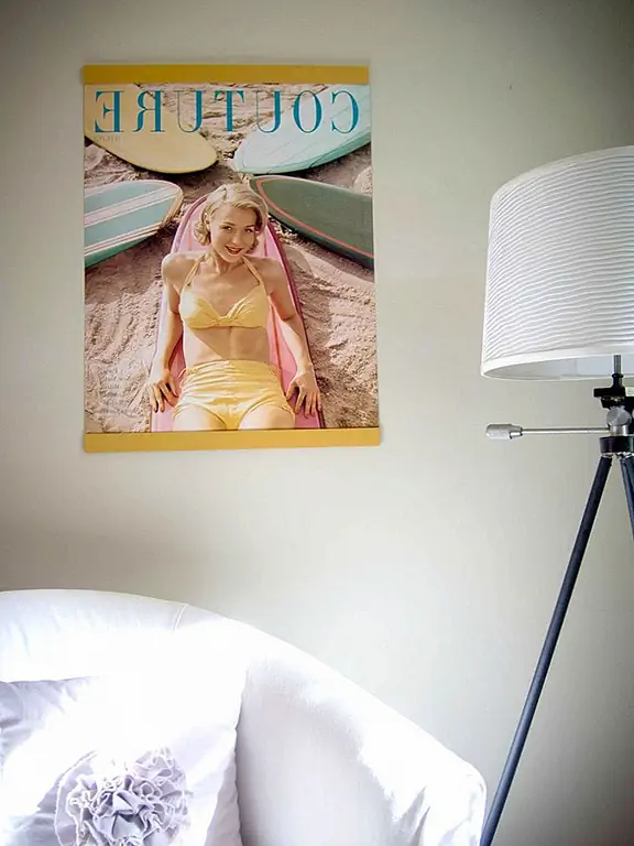 Рамка для плакатов может быть легко изготовлена из древесины лома. Возможно, вы можете найти какие-то остатки в гараже или в подвале. Вы можете использовать эти фрагменты, чтобы создать рамку для рекламного плаката, которую вы затем можете настроить с вашим выбором цвета краски. {Найден на бордюре}.