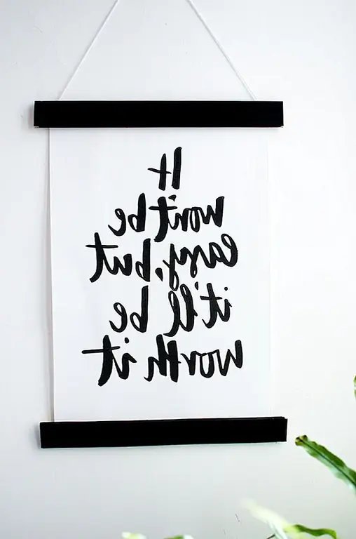 Покрасьте дерево цветом, соответствующим вашему плакату. Например, этот черно-белый плакат имеет черную рамку. Вы также можете использовать сильный цвет, если хотите выделить форму плаката или просто хотите, чтобы он был контрастирован с чем-то. {Найден на apairandasparediy}.