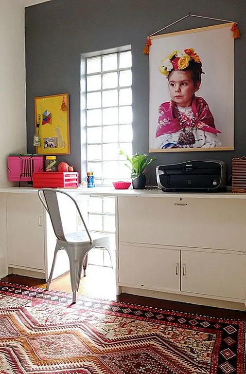 Не стесняйтесь настраивать и приукрашивать вешалку плаката, как хотите. Вы можете даже сделать некоторые маленькие маленькие помпоны для углов, или вы можете использовать ленту, чтобы сделать лук. {Найден на mypoppet}.