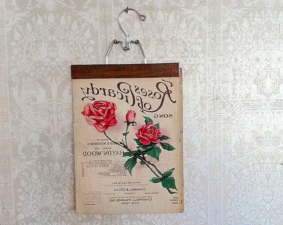 Возможно, у вас есть некоторые из этих старинных деревянных и металлических вешалок в вашем доме. Они отлично подходят для подвешивания отпечатков, фотографий, плакатов или карт. И если вы не можете найти их в своем доме, кто-то другой может их продать. Например, вы можете купить их за $ 5,00.