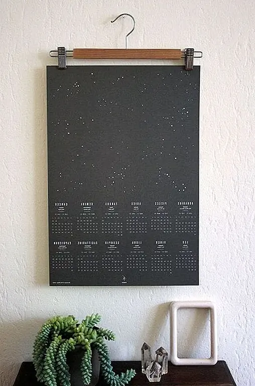 Пластиковые вешалки также идеально подходят для настенных календарей. Найдите винтажную вешалку и покрасьте ее или оставите ее так. Сырой, износившийся взгляд может работать в вашу пользу.