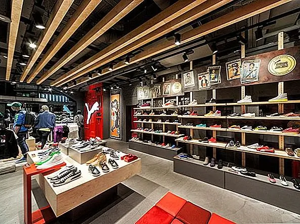 Потолок, который был неповрежден, был окрашен в теневой серый цвет. Единственное, что дизайнеры из Plajer + Franz Studio сделали с потолком, заключалось в том, что они выстроились в длинный лес, чтобы комната выглядела более естественной. Первое, что вам нужно сделать, когда вы посетите Амстердам, попробуйте взять все магазины подряд, но вы должны начать с магазина PUMA, потому что это один из величайших! Точный адрес магазина - PUMA, Singel 429-435, Amsterdam1012 WP, Нидерланды.