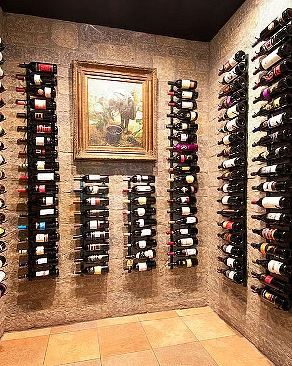 Наличие винного погреба в вашем доме является одним из лучших трофеев, и иметь один с этим типом современного, современного края - это абсолютная роскошь, не так ли?