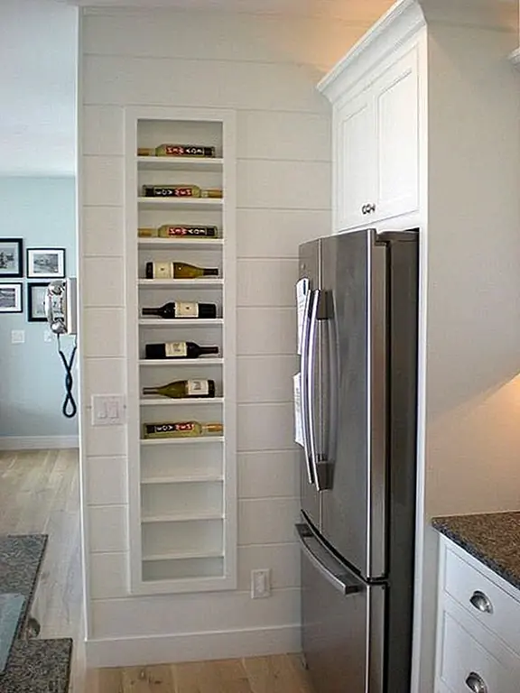 Эта шикарная и модная винная стойка была сделана для дома с шикарной апелляцией. Подумайте о внешнем виде, когда вы решаете варианты, связанные с вашей организацией вина.