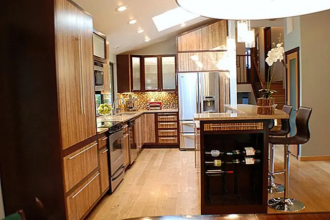 Если ваша кухня достаточно большая для барной стойки или острова - одна сторона превращена в винный шкаф, это простая и сладкая идея!