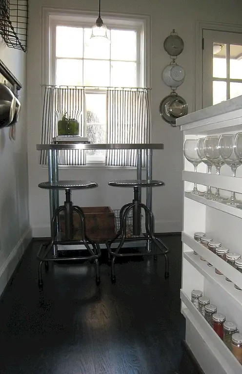 Так же, как с бутылками с вином, вы можете легко спрятать свои бокалы. Используйте стороны ваших кабинетов или островов, чтобы сделать немного больше места для организации.