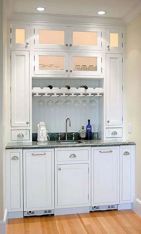 Этот стеллажный шкаф имеет встроенную стойку из стекла для быстрого доступа и удобства хранения. Мы любим шикарный показ, но нам нравится, как легко держать его еще больше.