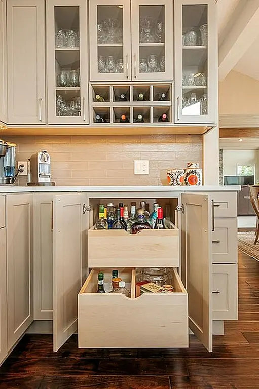 Этот шкаф предназначен для всего этого. Там есть место для бокалов, слотов для вина и шкафов для ваших различных напитков.