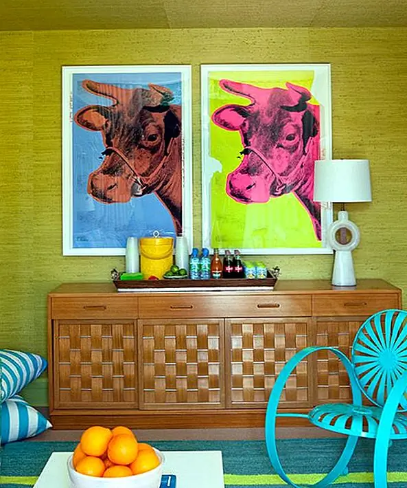 Превратите свой стильный, винтажный буфет в столовую в импровизированный бар. Храните все предметы первой необходимости, пока не пришло время праздновать!