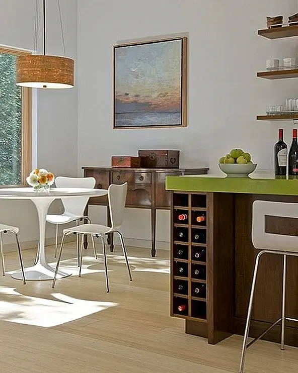 При ремонте кухни им нужно установить небольшое пятно, чтобы скрыть бутылки с вином. Они будут легко захватить, когда жадные удары и легко убрать до следующего раза.