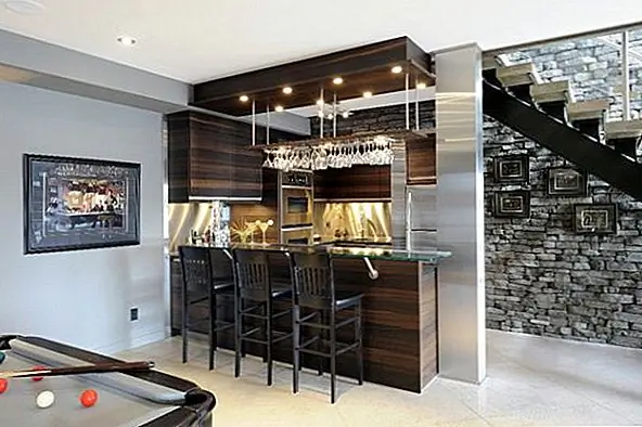 Эти стеллажи из стекла для вина имеют высокие оценки для хранения, но даже более высокие оценки для современного художественного края, которое они дают этому пространству.