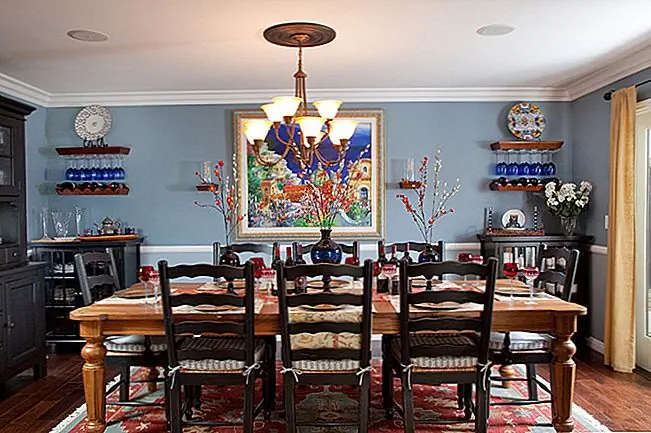 Вы видите две отдельные станции, где отображаются бокалы? Эти полки висят в гениальном виде выше, чем барные зоны, и снова, легкий доступ и легко хранить!