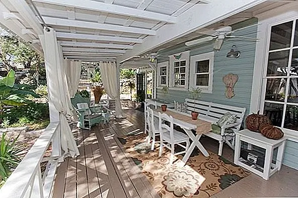 В доме все еще есть свое первоначальное очарование. Несколько оригинальных элементов сохранены. Но общий имидж более современный и элегантный, чем когда-либо. В гостиной есть камин и прекрасная коричневая секция. Это очень тепло и уютно. Также есть отдельная семейная комната, на этот раз с белым секционным и ярким интерьером. Весь дом теплый и привлекательный. Он имеет только правильное количество цветов во всех подходящих местах. {Pics by Piston Design и Katie Clementson}.