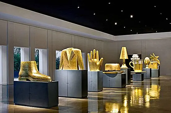 Штаб-квартира Bisazza - это место, которое впечатляет своей новой мозаикой - ставкой. Его внешний вид имеет художественный фасад с цветочными мотивами. Вся его новая мозаика или дизайн интерьера вдохновлены архитектурой Древнего Египта, искусством Укие или неоклассическими произведениями Карла Фридриха Шинкеля. Они представляют собой замечательную смесь просторного интерьера, цветов и огней, которые делают штаб-квартиру Bisazza отличным местом для всех этих культурных пространств, которые определенно повлияют на атмосферу итальянского города Альте, недалеко от Виченцы, где он расположен.