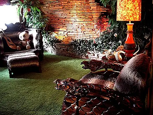 При размещении растения в пространстве учитывайте его потребности. Некоторые растения нуждаются в большом количестве солнечного света, а другие лучше всего подходят в тени. Некоторые виды особенно подходят для космоса, таких как ванная, потому что им нравится влажность. Некоторые из них отлично подходят для кухни. И, говоря об этом, вы можете выращивать травы на своей кухне и использовать их при приготовлении пищи. Какой бы вид растения вы ни выбрали, попробуйте сделать его частью всего декора.