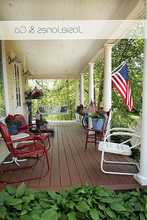 Не проводите весь день в доме. Наслаждайтесь приятной погодой и развлекайтесь снаружи, на крыльце. Украсьте его флагами разных размеров и, возможно, у вас есть красная, белая и синяя мебель. Если нет, несколько цветов или декоративных подушек должны делать трюк.