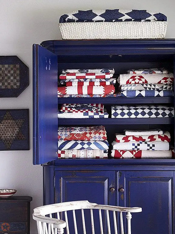 Поскольку эти цвета настолько распространены, возможно, у вас уже есть некоторые тематические одеяла в вашем доме, которые вы можете использовать сегодня, чтобы установить праздничное настроение. Положите их в хорошее пользование, и, пока вы на нем, возможно, вы сможете обнаружить больше вещей для отображения.