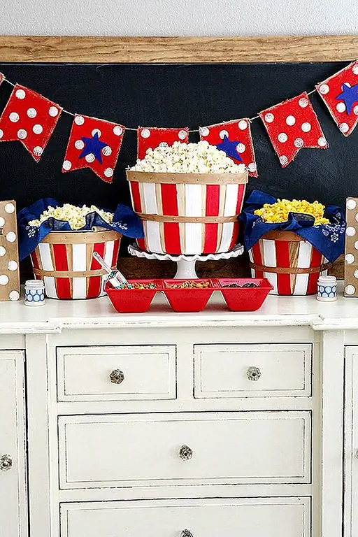 Самое замечательное в баре попкорна заключается в том, что он выглядит аккуратным и сложным, но на самом деле его очень просто собрать. Вы можете сделать баннер и цветные салфетки, и все будет прекрасно сочетаться. {Найдено на восемнадцать25}.