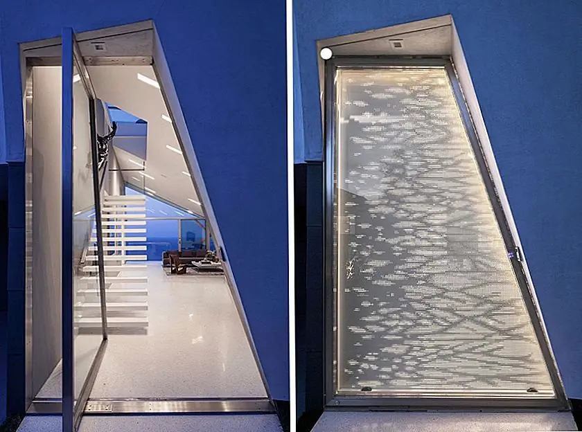 Хотя и не такой большой, как в предыдущем примере, поворотная дверь, предназначенная для этой резиденции на холме в Малибу, имеет свои уникальные особенности, которые делают ее выдающейся. Прежде всего, определенно стоит нестандартная форма двери. Это придает ему футуристический и скульптурный вид. Тогда есть также угол, на котором он был установлен. Дверь ведет в социальную зону, выходит на лестницу и тихо светится ночью. Резиденция была проектом архитектуры Патрика Тиге.