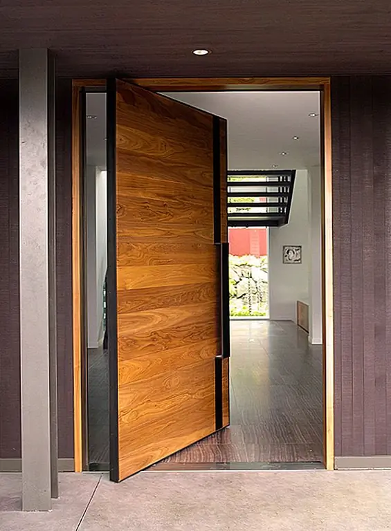 Основная цель при проектировании Residence Mercer Island - открыть дом снаружи и сделать его открытым и воздушным. Stuart Silk Architects использовали множество методов, чтобы это произошло. Они предоставили дому сводную переднюю дверь, которая, несмотря на прочность и тяжесть, имеет дизайн, который делает его легким и гладким.