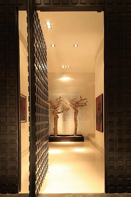 Известно, что открытые двери делают более драматичное и современное утверждение, чем другие более распространенные типы.Одним из преимуществ, которые они представляют, является тот факт, что они могут быть больше, чем обычные двери, и могут быть изготовлены из материалов, обычно слишком тяжелых, чтобы их можно было использовать для распашных дверей. Даже ни одна поворотная дверь, такая же, как у CG House, слишком тяжела, чтобы функционировать. Кроме того, GLR Arquitectos также воспользовался этой системой, чтобы дверь исчезла в фасаде.