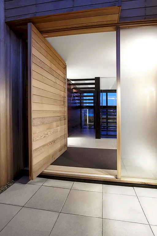 Вопросы размера - большие поворотные двери знают, как выделиться