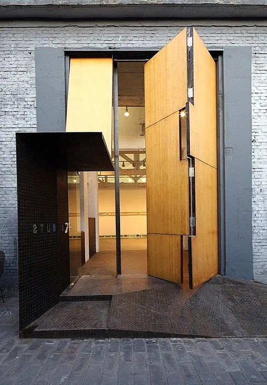 Опорная дверь, представленная Studio-X Beijing, выглядит очень очаровательно, ее размер не мешает тому, что это похоже на вход в секретный сад. Студия была разработана O.P.E.N. Архитектура и представляет собой преобразованный склад, который теперь служит многофункциональным пространством для выставок, конференций и учебных заведений. Мы находим, что эта большая поворотная дверь является хорошим представлением о универсальной природе здания.