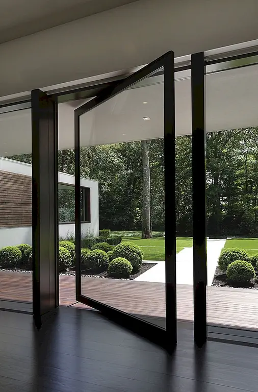 Другой дом, который был предназначен для того, чтобы заняться пейзажем и погрузиться в окрестности, - это Новая резиденция Ханаан, спроектированная архитектором Шпехта в Коннектикуте. Одной из особенностей, которые соединяют дом с его окрестностями, является большая стеклянная дверь, которая выглядит как часть фасада. Этот тип двери был выбран из-за его способности легко вписаться.