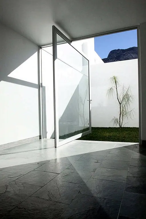 Большая открытая дверь, представленная Casa 4 Planos в Мексике, еще раз показывает, как такая хорошо, хотя функция может способствовать дизайну, который легко смешивает внутренние и наружные пространства. Мало того, что эта дверь предлагает панорамные виды на внешний вид, но ее размеры придают ей прочный вид, а также делают его бесшовно интегрированным в декор. Стекло позволяет двери выглядеть легкими и нежными, какими бы большими они ни были. Эта великолепная резиденция была спроектирована Дорогой Архитектором.