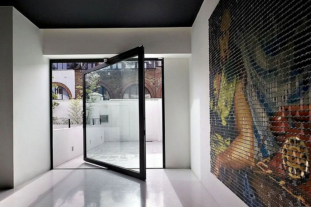 Простое замену обычной передней двери большой дверцей поворота не всегда достаточно, чтобы произвести поразительное первое впечатление. Проект Mews 2 от Andy Martin Architects показывает важность всего ансамбля. Очень большая стеклянная поворотная дверь предлагает доступ внутрь, ведущей в просторный коридор, украшенный великолепной мозаичной стенкой.