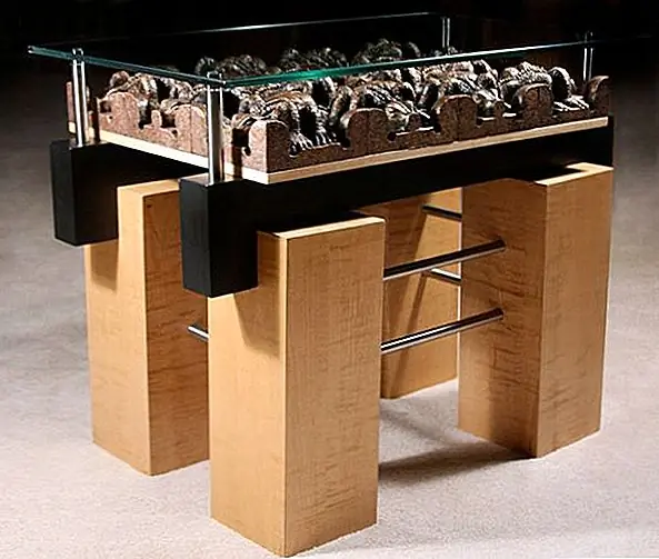 Вдохновленная от природы скульптура - уникальная особенность в любом доме, а не простой процесс. После скульптуры фигур из глины, резиновые формы изготавливаются из дублированной акриловой сополимерной смолы. Каждый кусок затем окрашивается вручную с использованием акриловых красок и металлических порошков для имитации бронзы или оловянной скульптуры. Более того, деревянные базы доступны в Maple, Cherry и Dark Walnut. Также доступны пользовательские и экзотические леса и пятна.