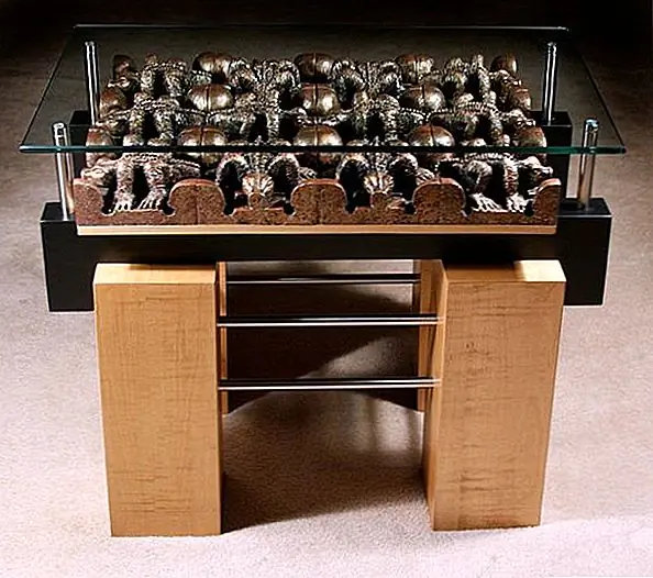 Аллигатор, являющийся символом настойчивости и силы, делает его привлекательным элементом дизайна в любом продукте. Коллекция столов для скульптур - потрясающее отражение хорошего разреза и вкуса и доступно по цене 1350 долларов США при покупке онлайн и 1800 долларов в магазинах.