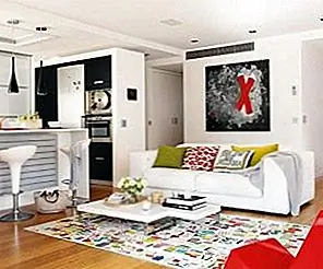 Модный дом с брызгами цветов