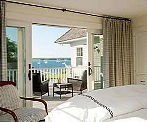 Как использовать шторы с раздвижными стеклянными дверцами