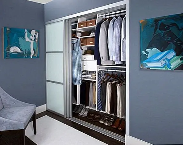 Вот еще один пример очень аккуратно организованного гардероба. Он имеет длинное и узкое пространство для всех туфель, большое пространство для рубашек и вешалок, небольшие ящики для аксессуаров и ювелирных изделий или другие мелкие предметы и место для брюк. Все выглядит очень хорошо организованно и очень аккуратно. Все это исчезает за раздвижными дверями, оставляя спальню чистой и воздушной.