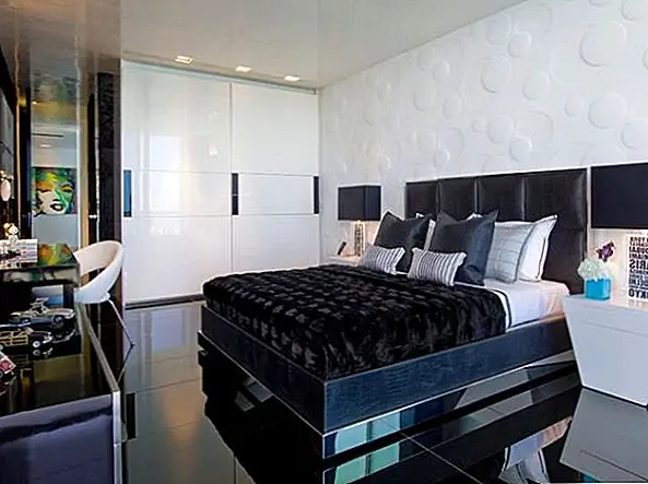 Даже когда у вас большая спальня, потребность в пространстве не исчезает. Если у вас есть привилегия иметь просторную спальню, вы должны попытаться сохранить этот образ. Поэтому избегайте использования мебели, которая загромождает пространство. Именно поэтому шкафы с простыми раздвижными дверями настолько велики. Они скрывают все внутри, и у них есть этот минималистский вид, который позволяет им идеально интегрироваться в декор.