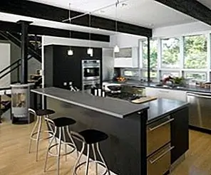 Красочные кухонные прилавки для веселого и динамичного декора