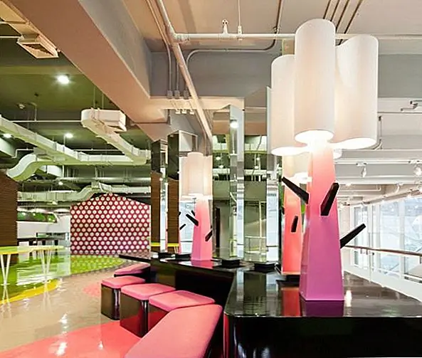 Пространство было первоначально офисной областью для профессоров, но оно меняло функции и стало составной частью, в основном используемой учениками. Это было решение, принятое университетским советом. Пространство было реорганизовано и спроектировано как гибкое пространство, которое будет использоваться для различных занятий студентами. Большая часть нижнего уровня лаунжа называется Пещерой чтения, и это пространство, предназначенное для индивидуального чтения, а также групповые дискуссии и репетиторство. Верхний уровень предназначен для более динамичной деятельности и включает в себя караоке-хаус, музыкальную репетиционную комнату и зону отдыха. {Изображение найдено на Wison Tungthunya}.