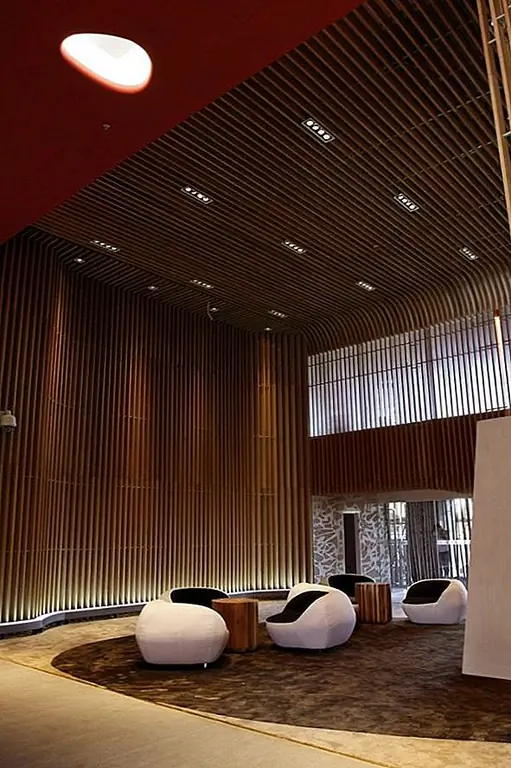 Древесина придает ей идентичность и позволяет ей выделяться и не отставать от времени, не слишком много перерабатывая. Уникальность дизайна заключается не в материалах, которые использовались, а в том, как они использовались и в изяществе деталей и всего проекта. Цветовая палитра также однородна и включает теплые, земляные тона. Мебель была выбрана для обеспечения конфиденциальности и продолжения на той же тонкой и элегантной линии. Это делает клуб интимным местом, в отличие от типичных общественных доменов.