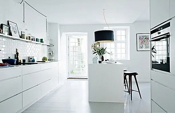 Все эти элементы создают визуальный контраст и ломают монотонность, а также добавляют узор и текстуру к декору. Черная подвесная лампа особенно красива. Он висит от прозрачного шнура, но также имеет красный шнур, который заставляет лампу плыть в воздухе.