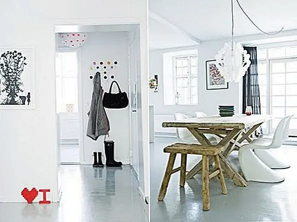 Спальня удивительно маленькая и непринужденная. В нем есть двухъярусная кровать, конечно, белая. Рядом с ним стоят крошечные ночные тумбочки, и над ним есть куча картинок и небольшие аксессуары. Ковер снова является элементом, который добавляет не только цвет, но и текстуру. Остальная часть дома такая же простая, непринужденная и стильная. Это почти полностью белый цвет с несколькими элементами здесь и там, которые добавляют цвет и контраст. {Найдено на Bolig}.